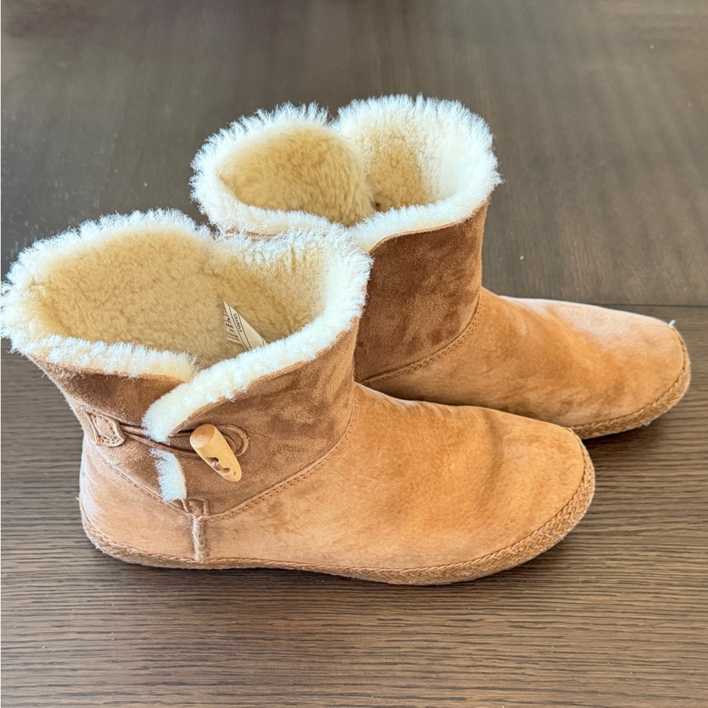UGG Cozy Tan Shearling Boots -Womens Size 8